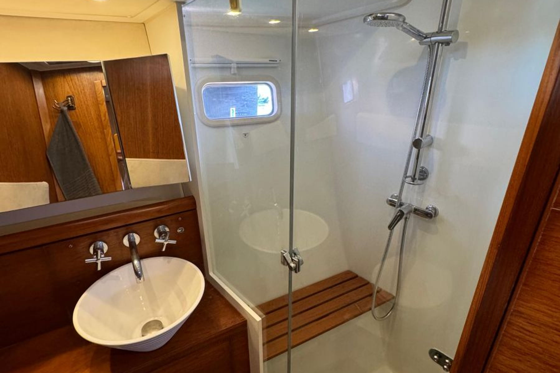 Pilot Saloon 47 exterior, interior and detail view 7