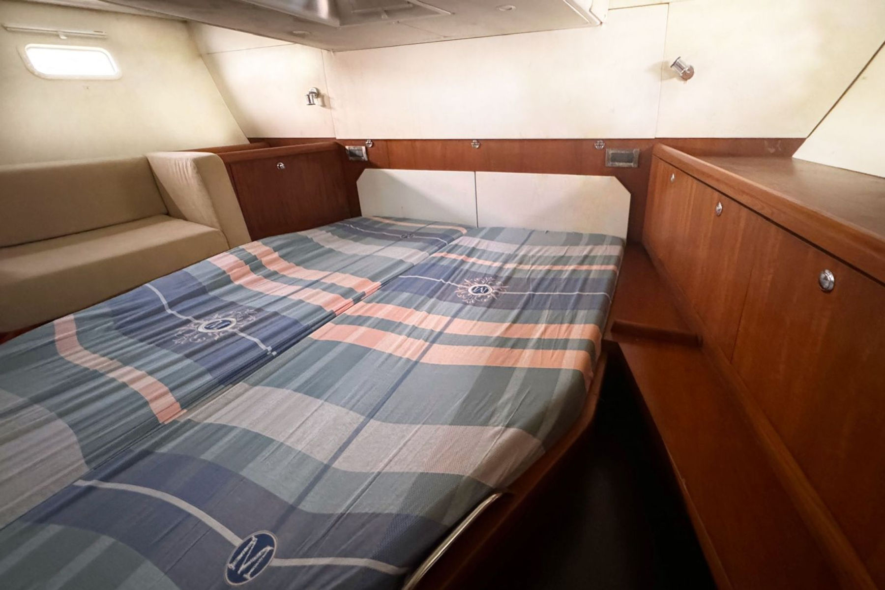 Pilot Saloon 47 exterior, interior and detail view 10
