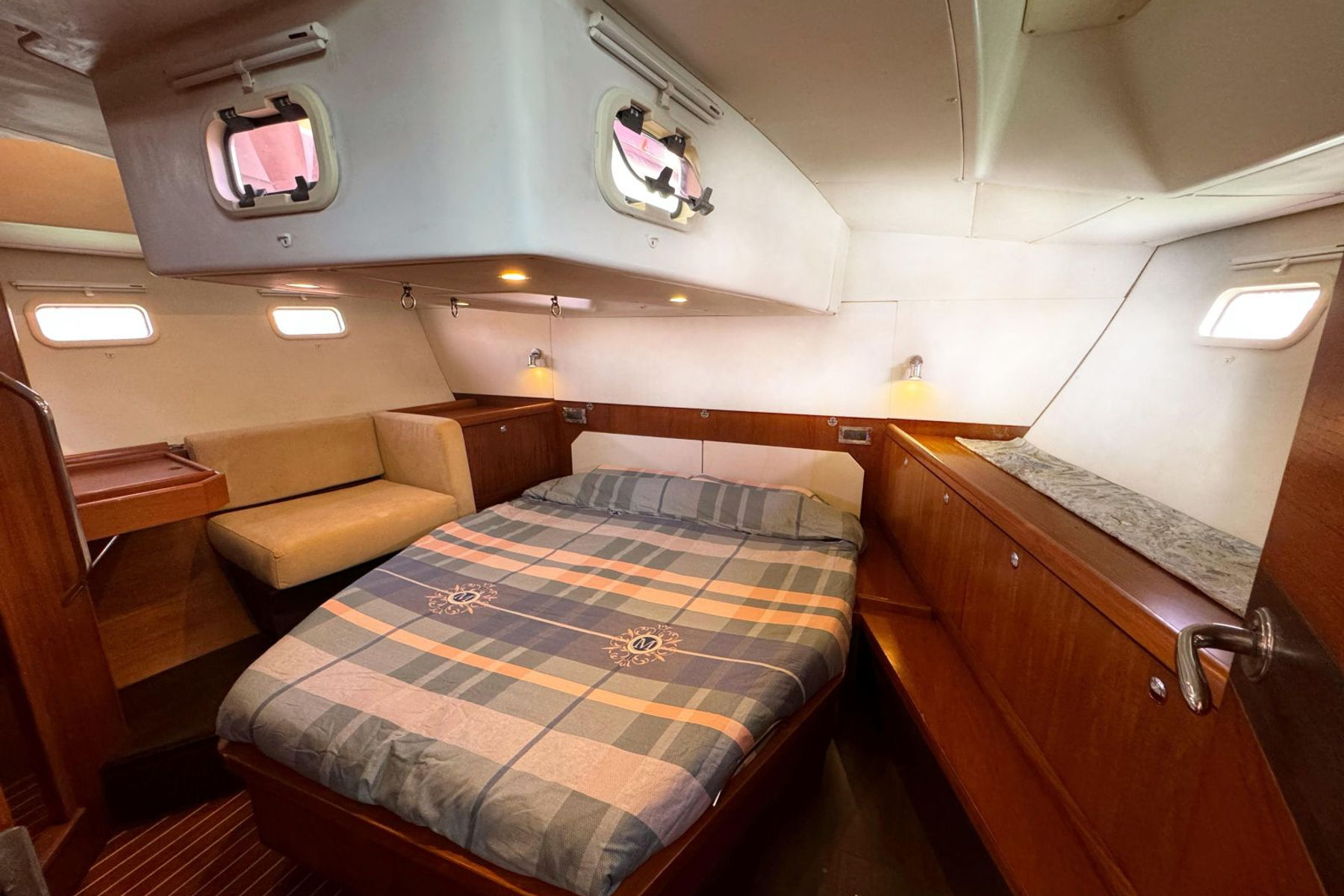 Pilot Saloon 47 exterior, interior and detail view 6